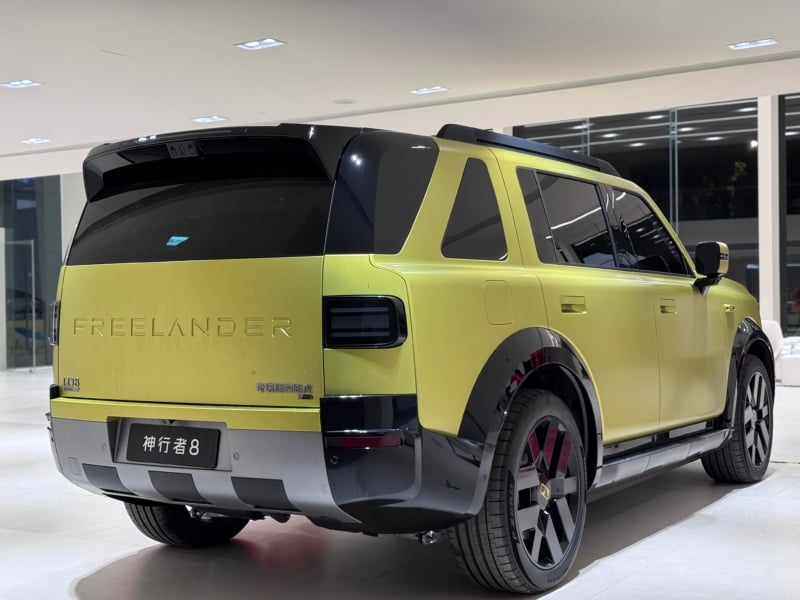 Front view of Freelander 8