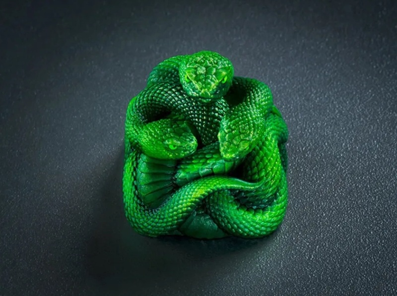 Le keycap Artisan Triple-Headed Snake Edition de Razer, coulé en résine et peint à la main.